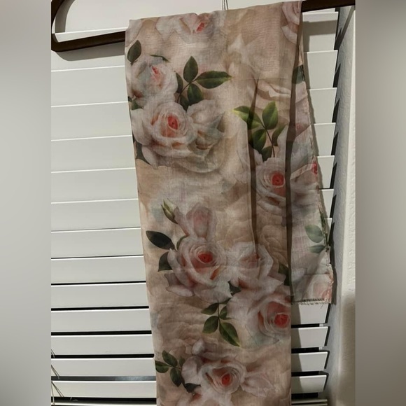 Scarves - Picture 1 of 10